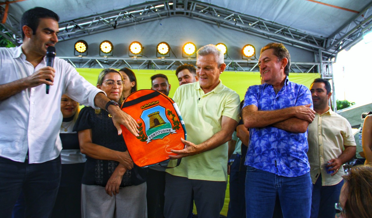 grupo de pessoas num palco